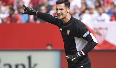 Sergio Rico da indicaciones durante un partido