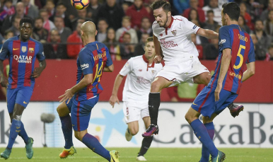 Sarabia controla el balón ante el FC Barcelona 