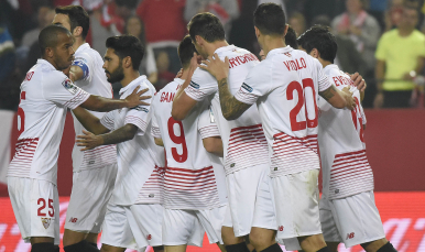 Jugadores del Sevilla FC festejan el gol de Gameiro