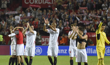 Jugadores del Sevilla FC celebran el triunfo ante el Madrid