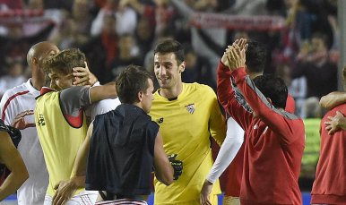 Sergio Rico celebra el triunfo ante el Madrid