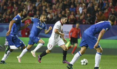 Sarabia conduce el balón en el Sevilla FC-Juventus 