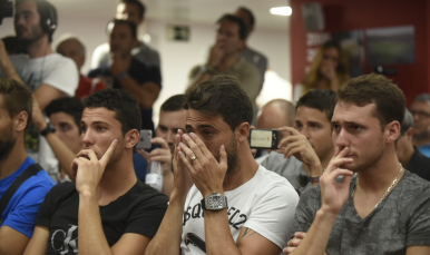 Los compañeros de Coke se emocionan en su despedida