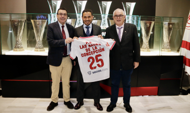 Los representantes de la PS Las Navas de la Concepción, junto al presidente del Sevilla FC.