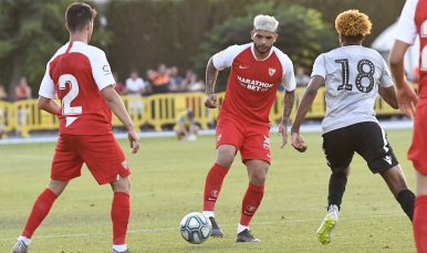 Banega del Sevilla FC ante el Reading FC