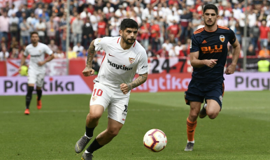 Banega del Sevilla FC ante el Valencia CF