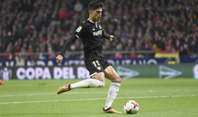 Correa golpea el balón en el partido ante el Atlético