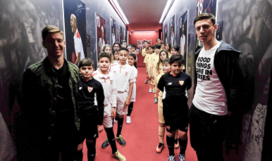 Vietto y Lenglet con los alumnos del CEIP Adriano del Valle 