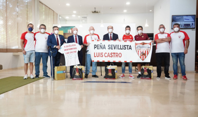 Imagen del recibimiento a la Peña Sevillista del Mediterráneo Luis Castro