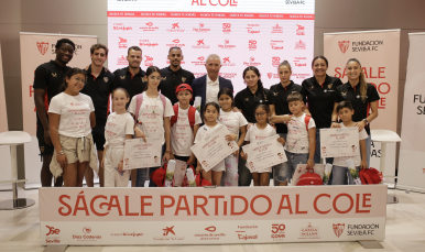 Jugadores del Sevilla FC junto a alumnos en 'Sácale Partido al Cole'.