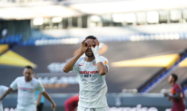 En-Nesyri celebra el segundo gol del Sevilla FC ante la AS Roma