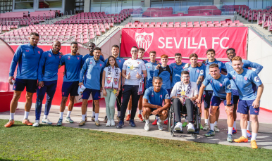 La plantilla del Sevilla FC con Lola, Juan Carlos y Marcos.