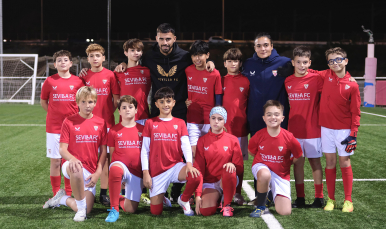 Suso, junto a los alumnos de la Escuela Antonio Puerta.