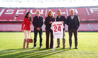 Foto de familia en la jornada de donación de sangre en el Ramón Sánchez-Pizjuán.