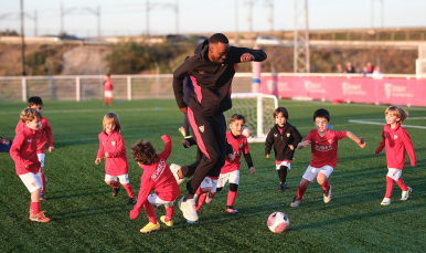 Lukebakio, junto a varios alumnos de la Escuela Antonio Puerta.