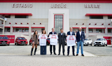 Los representantes de MG y Conquero Automoción, junto al presidente del Sevilla FC.