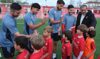 Jugadores del Sevilla Atlético con alumnos de la Escuela Antonio Puerta.