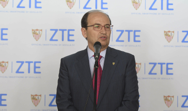 Castro atiende a la prensa
