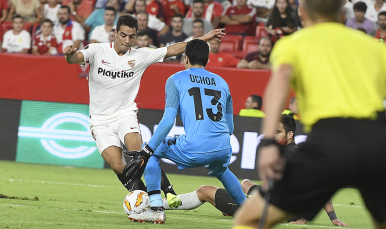 Ben Yedder del Sevilla FC ante el Standard