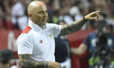 Sampaoli da indicaciones desde el banquillo