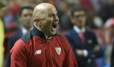 Sampaoli da indicaciones en el Sevilla FC-Real Sociedad
