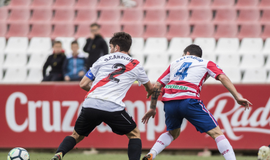 David Carmona en una acción ante el Granada