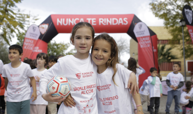 Dos alumnas durante la visita de 'Sácale Partido al Cole'.
