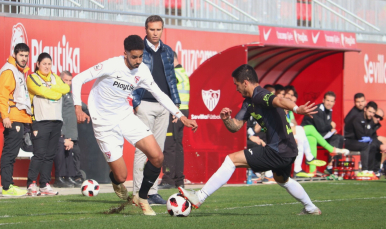 Chris Ramos se marcha de un rival