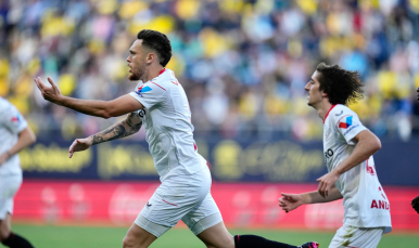 Ocampos y Bryan Gil celebrando un gol con la camiseta del Sevilla FC
