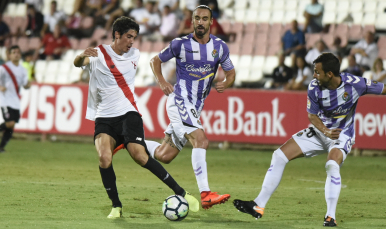 carlos Fernández disputa un balón ante el Valladolid