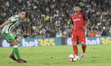 Banega del Sevilla FC ante el Betis