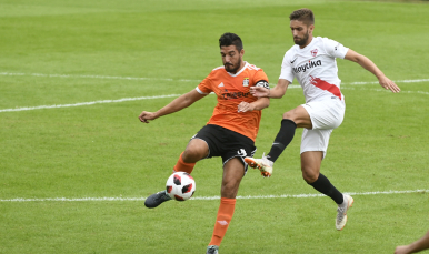 Pejiño disputa el balón