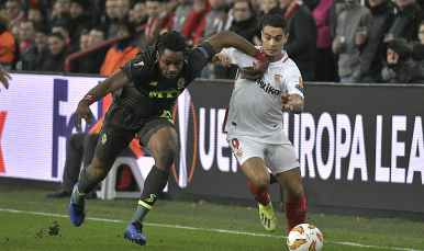 Ben Yedder busca controlar una pelota
