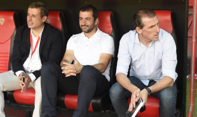 Diego Martínez, acompañado de Miguel Ángel Gómez y Óscar Arias