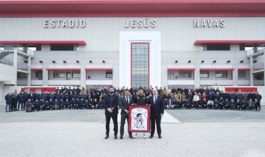 Jesús Navas, junto a los empleados del Sevilla FC.