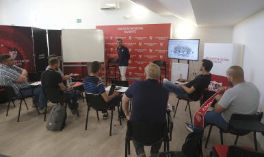 Charla del Innovation Center durante la visita a la Coaches Academy.