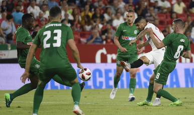 Banega del Sevilla FC ante el FK Zalgiris