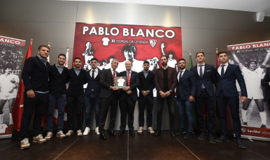 Pablo Blanco posa con los jugadores del primer equipo y la cantera
