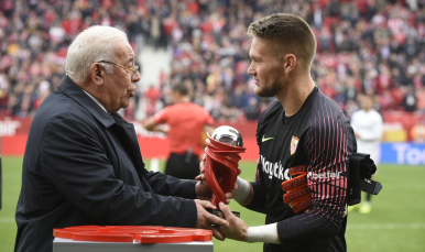 Vaclík recibe el trofeo de MVP de noviembre de manos de Súper Paco