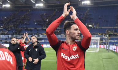 Sergi Gómez aplaude a la afición en Roma
