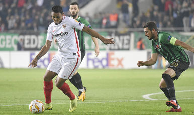 Muriel frente al Akhisarspor