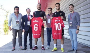 Varios de los tokenistas entregan la camiseta del derbi a Gudelj y Suso.