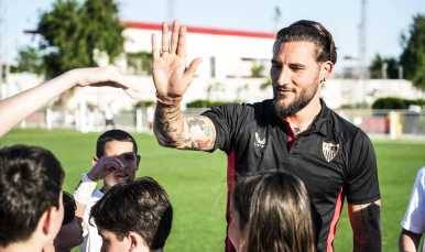 Gudelj saluda a los alumnos de la Escuela Antonio Puerta.