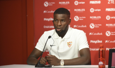 Amadou en su presentación con el Sevilla FC