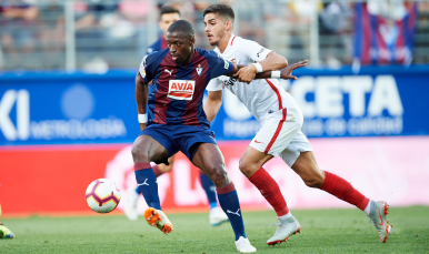 André Silva del Sevilla FC ante el Eibar