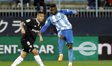 Arana disputa un balón ante el Málaga