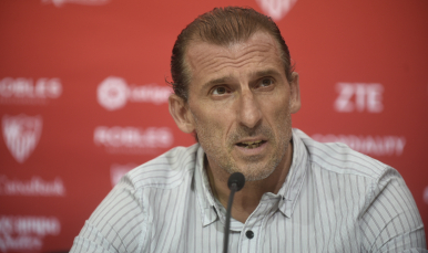 Óscar Arias en la rueda de prensa de presentación de Banega y Pizarro