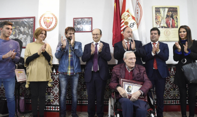 Homenaje a Roberto Alés en la Peña Sevillista Javier Labandón-El Arrebato