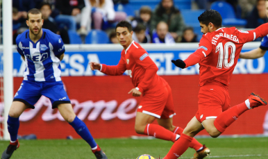 Banega golpea el balón ante el Alavés