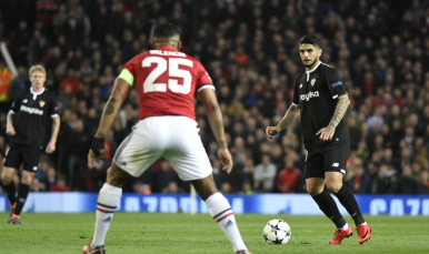 Banega del Sevilla FC ante el Manchester United